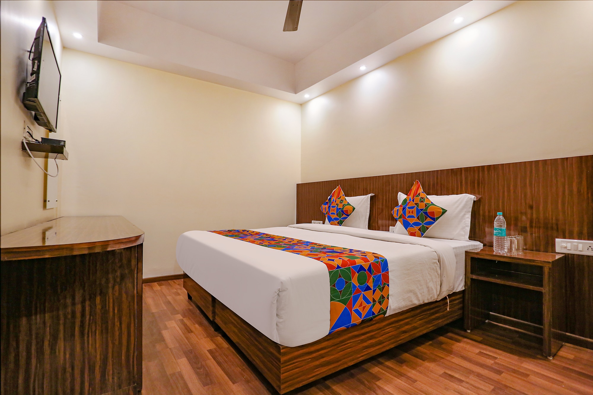 FabExpress Kapashera Residency- Nr. IGI Airport New Delhi - Tap to explore photos