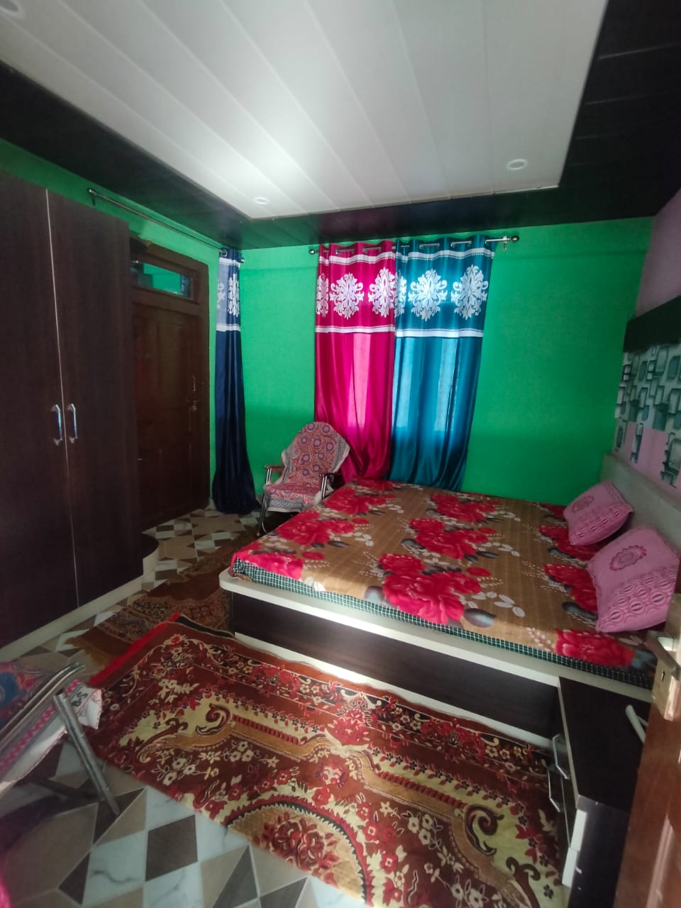 Om Shanti Home Stay - Tap to explore photos