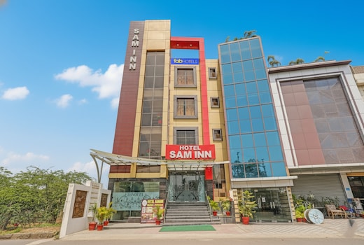 FabHotel Sam Inn