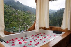 Jacuzzi Glasshouse in Jibhi( The Hot Tub Hideaway), Jibhi