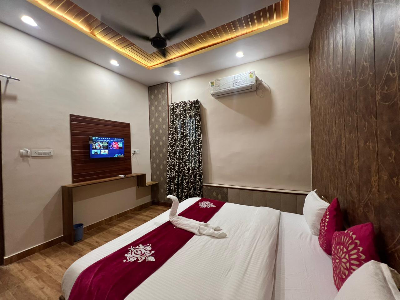MNG Rooms at Awas Vikas 3 - Tap to explore photos