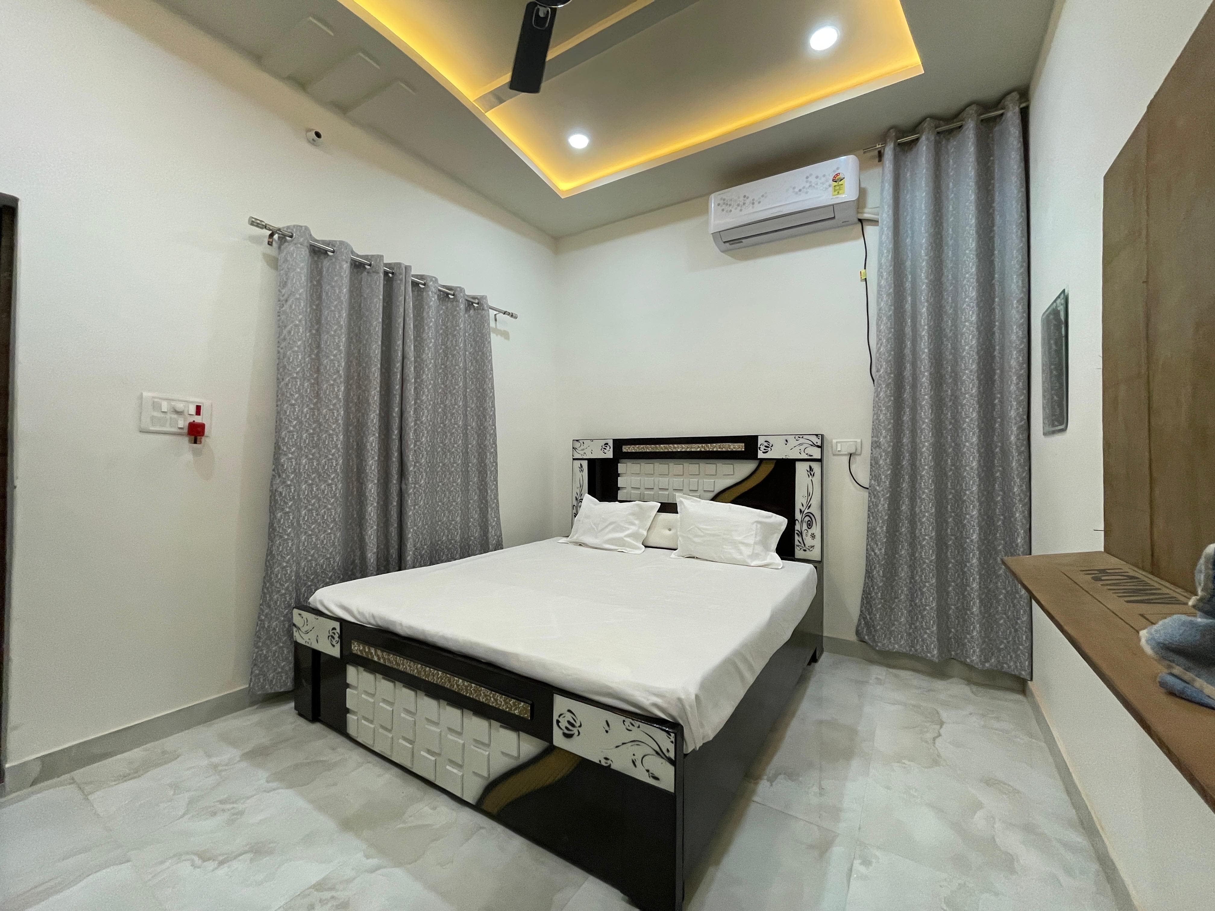 Akash Ganga Homestay Varanasi - Tap to explore photos