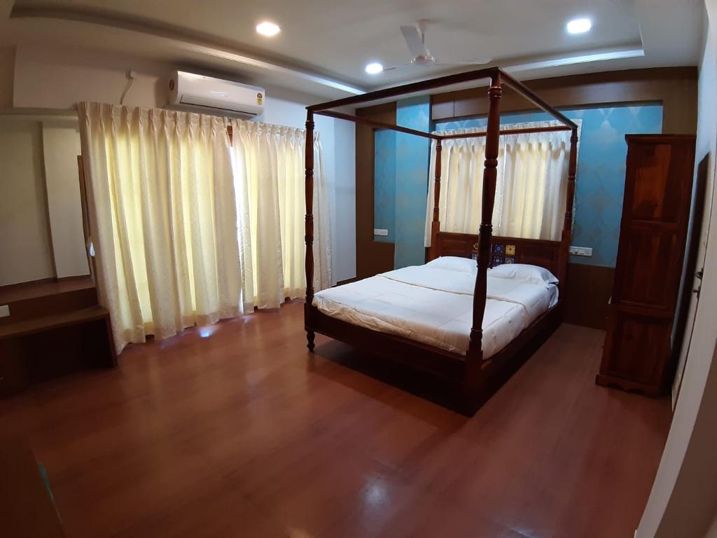 The Penthouze | 4 BHK Service Apartment - Tap to explore photos