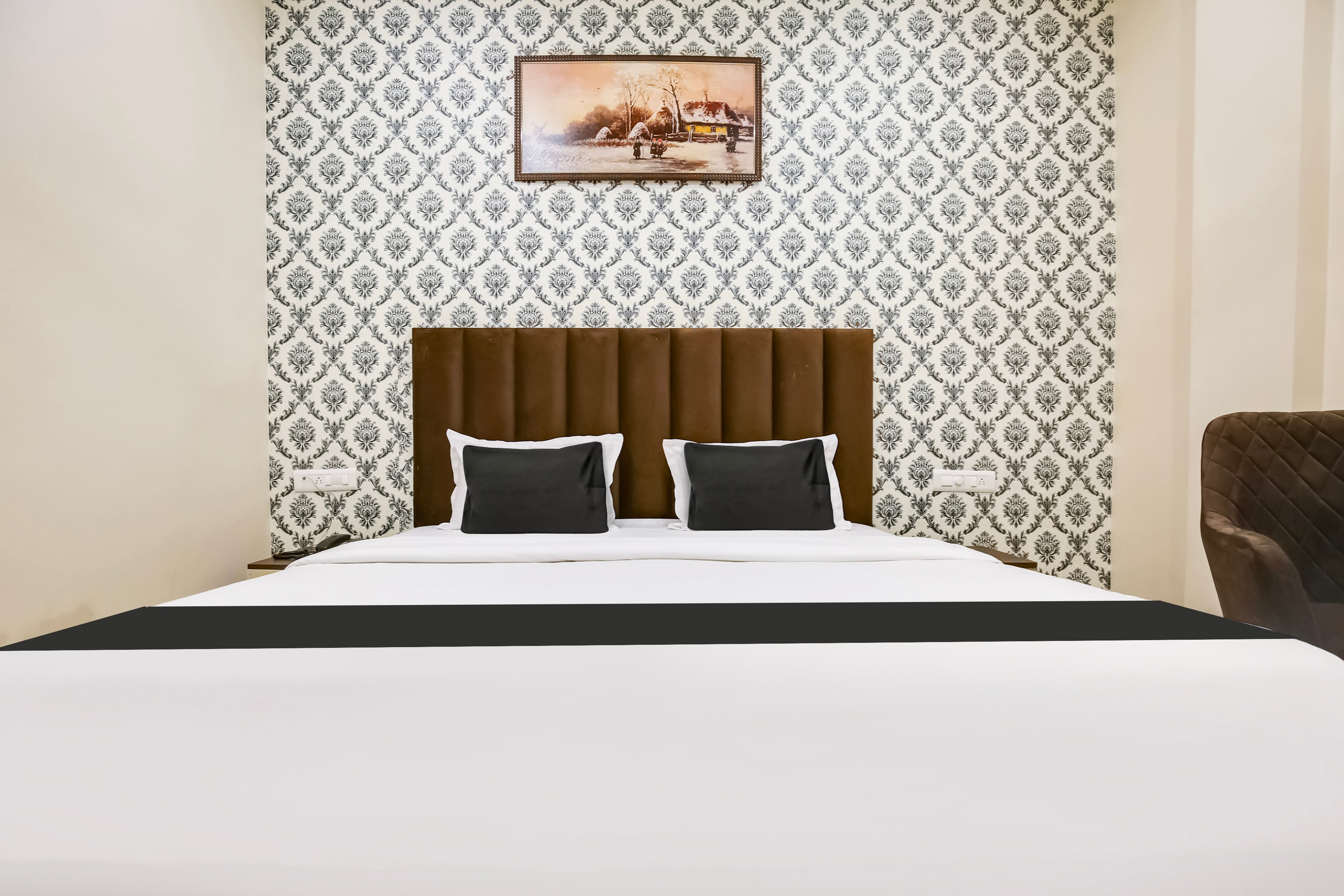 Hotel O Royal Regency - Tap to explore photos