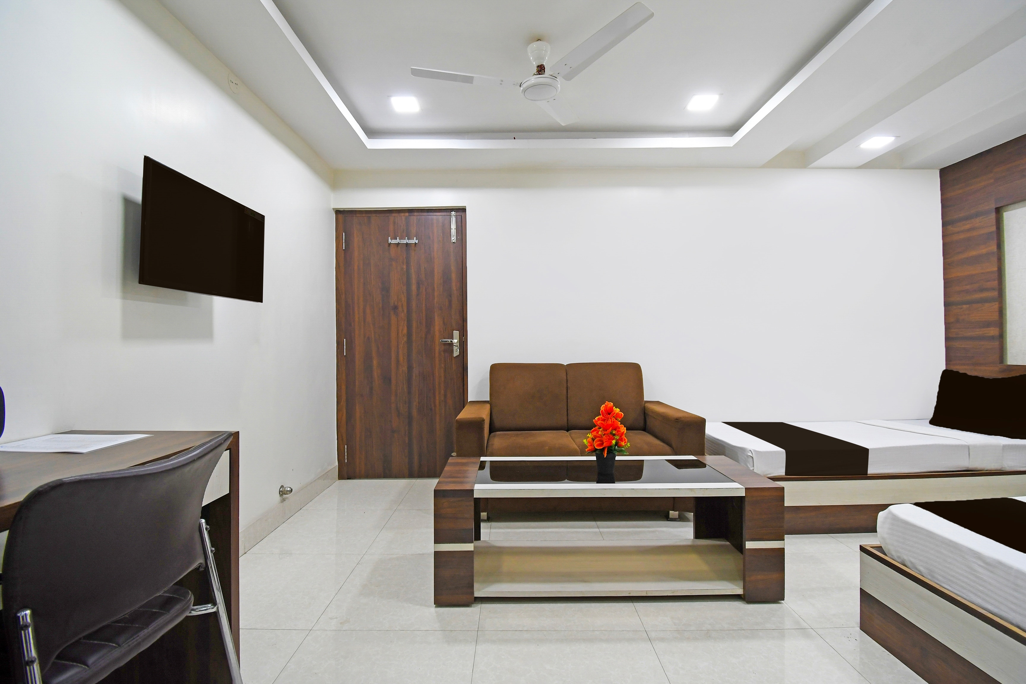 Super Townhouse Sahayogi Nagar Near Big Bazaar - Tap to explore photos
