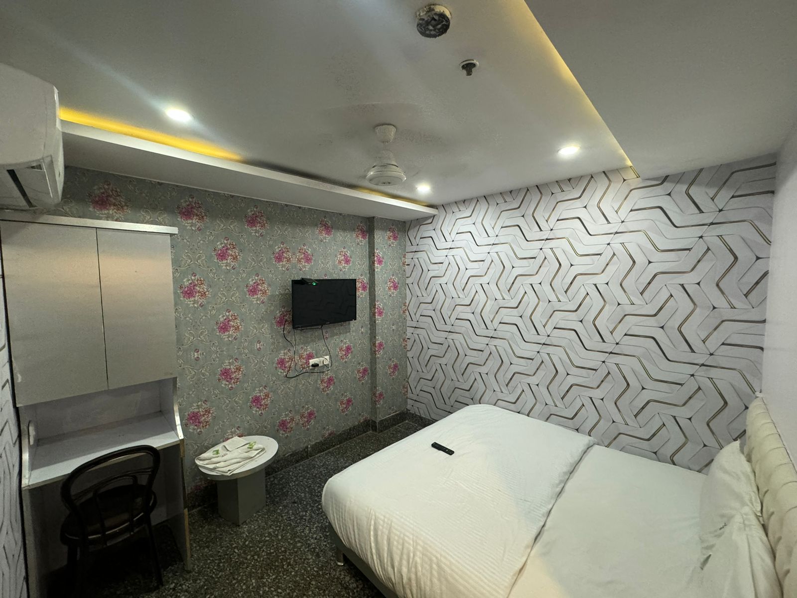 New Tech India @Faiz road, Karol bagh - Tap to explore photos