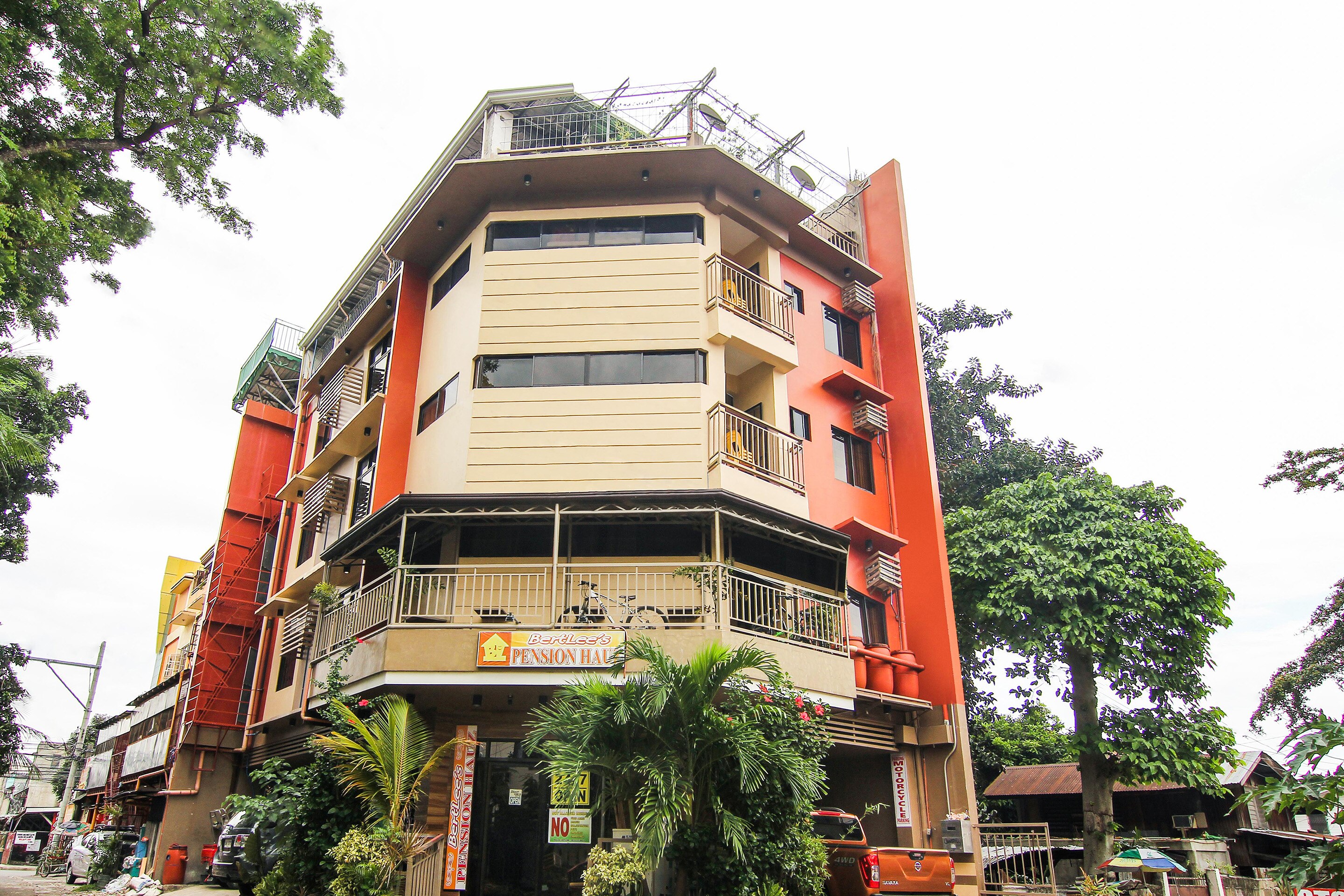 OYO 238 Bertlee's Pension Hauz - Tap to explore photos