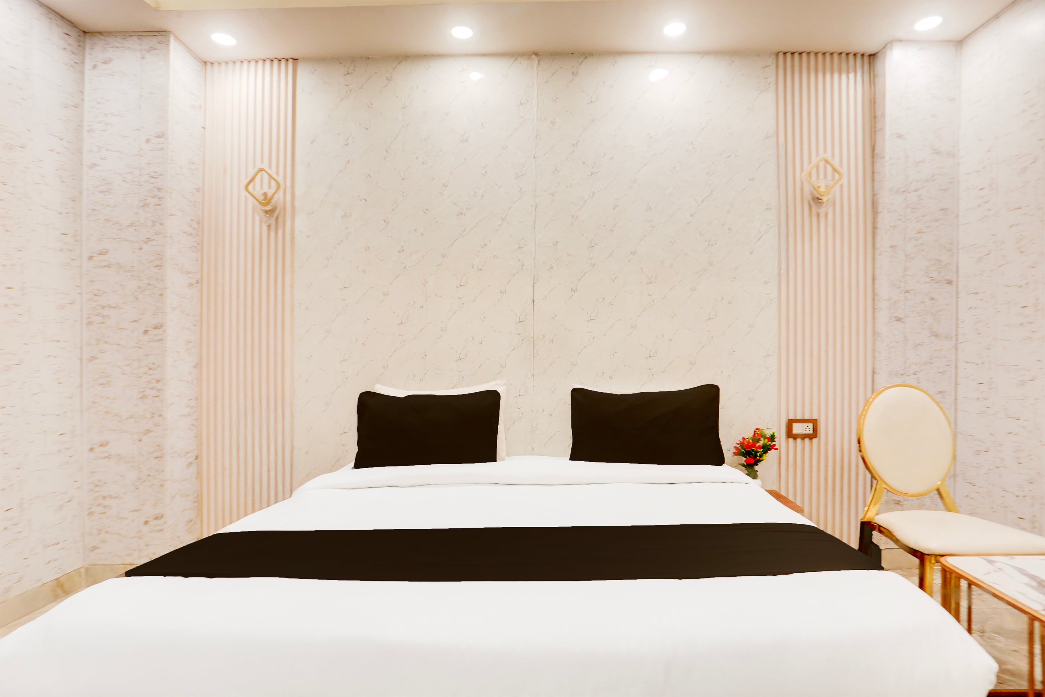 Super Townhouse Faridabad Railway Station Formerly Hotel Royals Paradaise - Tap to explore photos