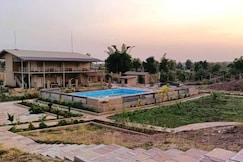 Mulberry Manor, Parasia