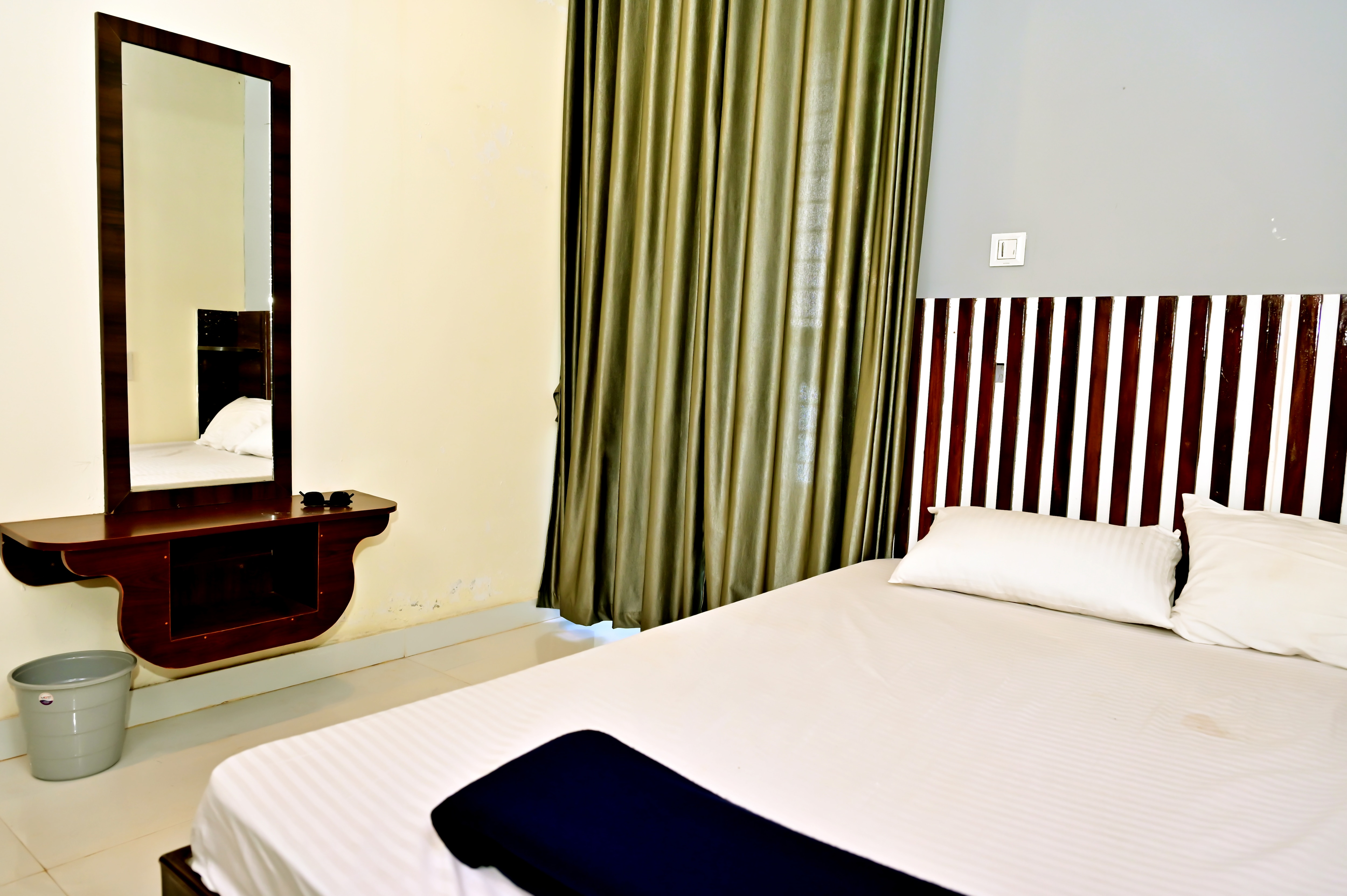 Royal Palace Home Stay - Tap to explore photos
