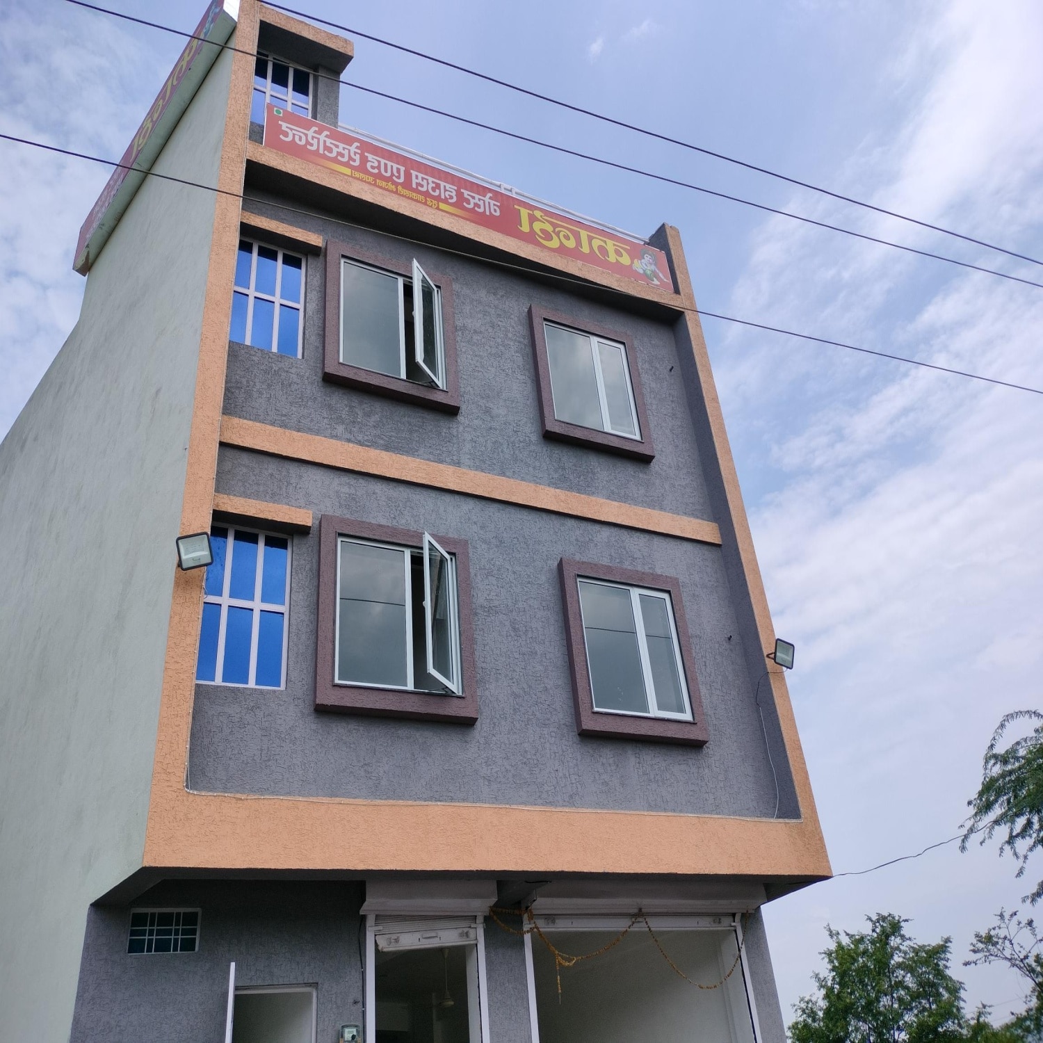KANHA GUESTHOUSE AND RESTAURANT - Tap to explore photos