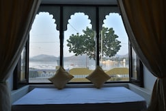Chandraveer Niwas on Fatehsagar with Rooftop and Patio , Udaipur
