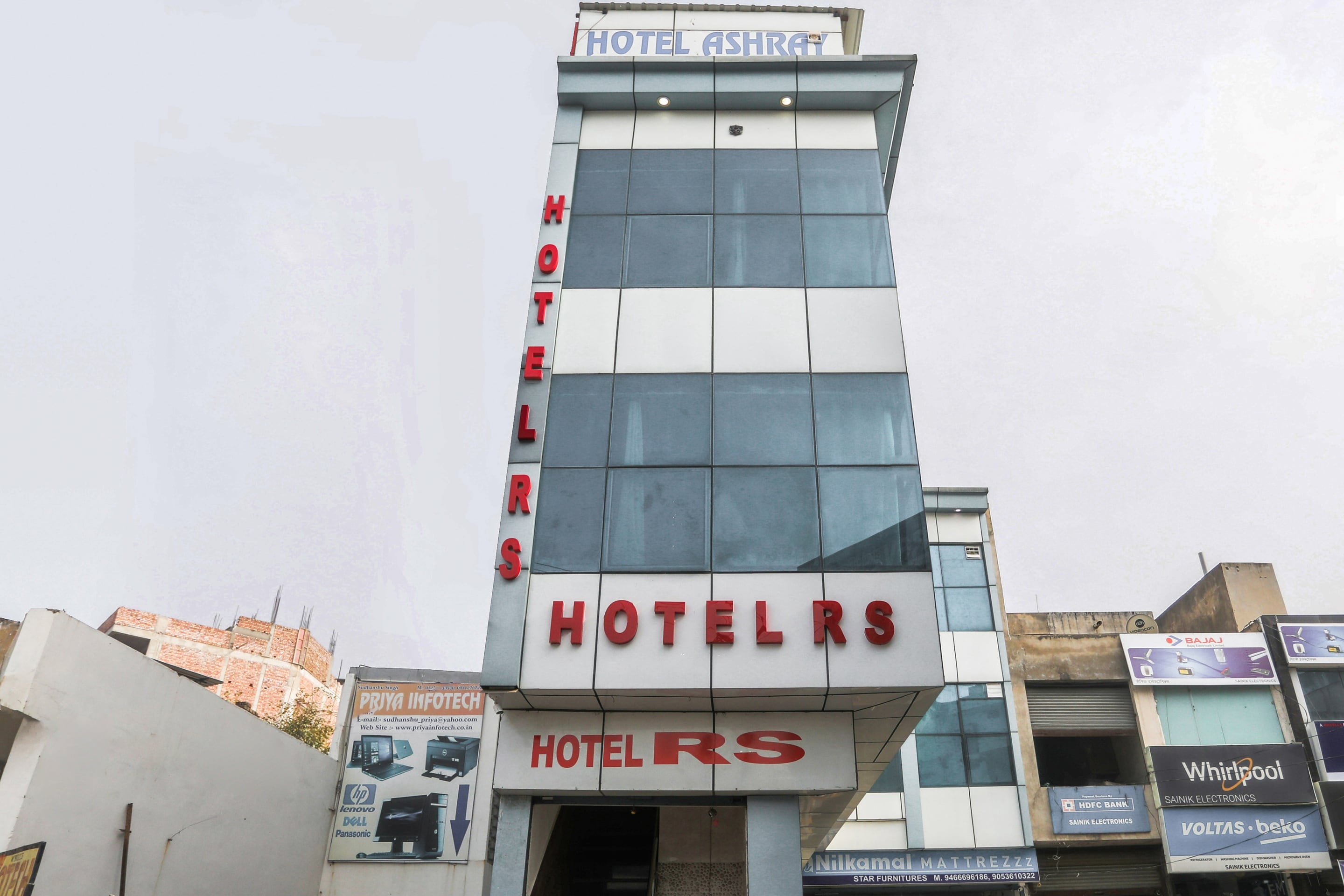 OYO 85979 HOTEL RS - Tap to explore photos