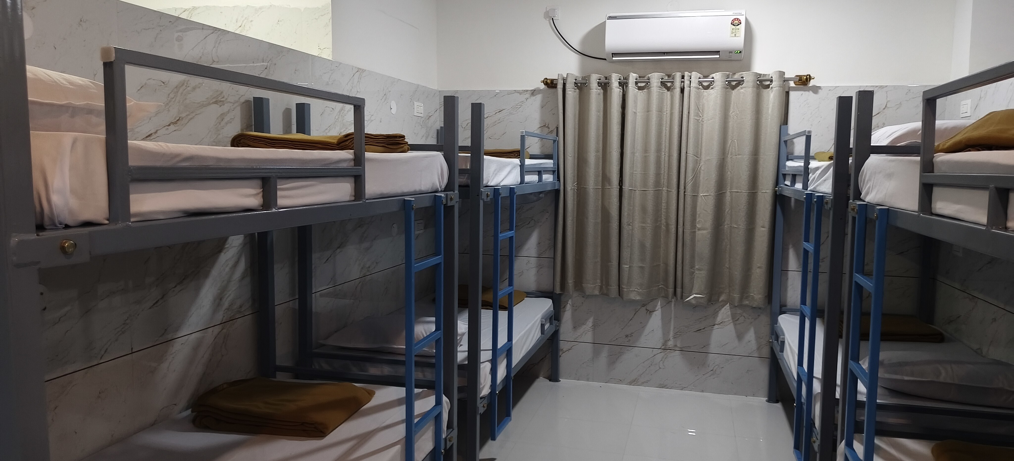 VRS Luxury AC/NON AC Dormitory - Tap to explore photos