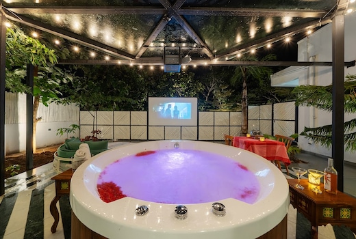 Ohstayz Moonlight | Romantic Jacuzzi Retreat in Bangalore