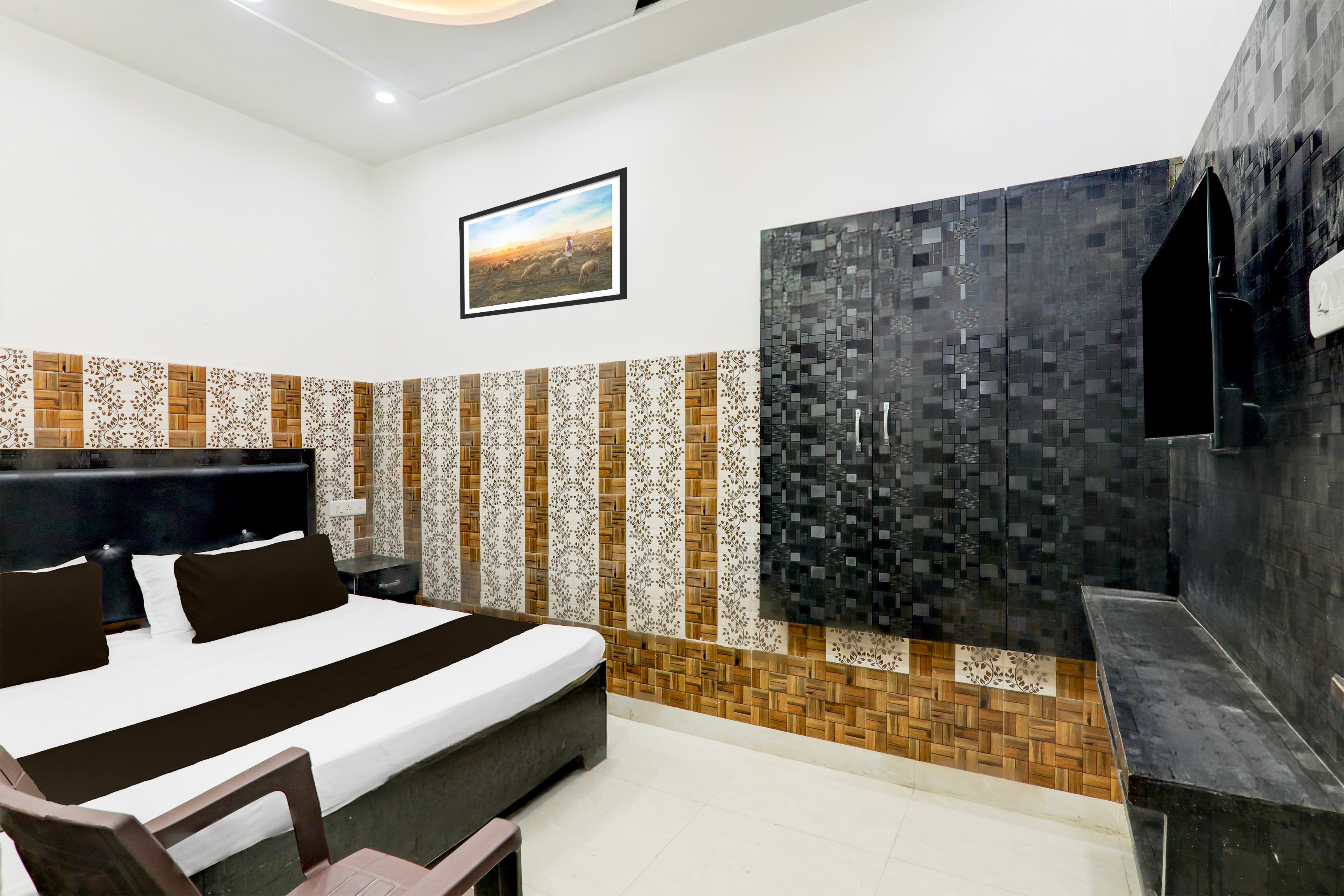 Hotel O Shree Kashi Vishwanath Home Stay - Tap to explore photos