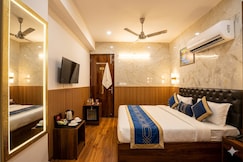 Hotel Anand 2 Min Walk From Karol Bagh Metro Station, Loni