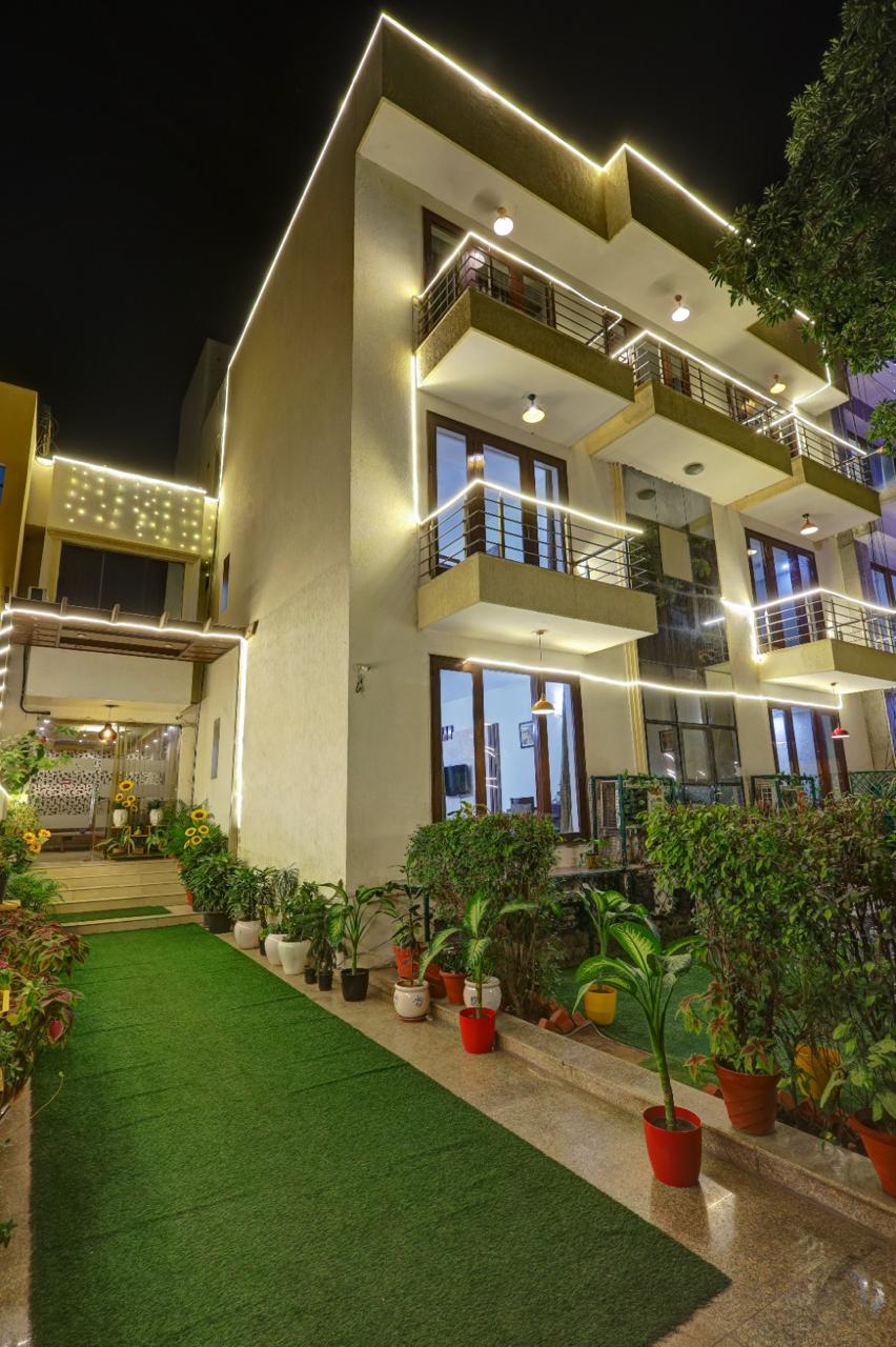 Hotel Bstays Iffco Chowk Sector 29 - Tap to explore photos