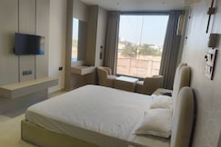 Crystal Cox, Lucknow