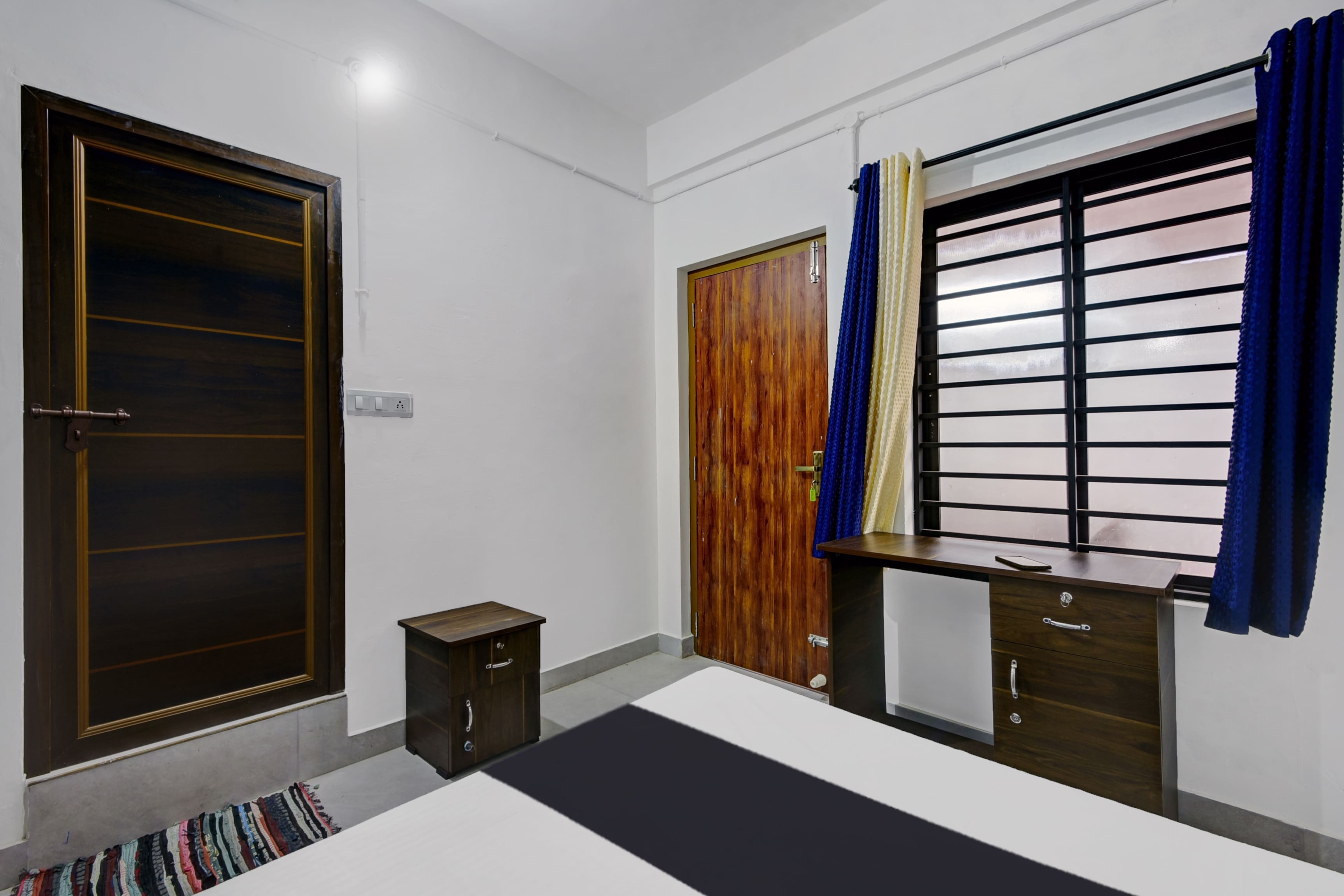 Hotel O Hill Way Rooms - Tap to explore photos