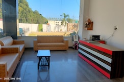 Hotel Manglam, Laksar