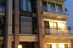 The Wildflower | Jacuzzi | Luxe Apartment, Dehradun