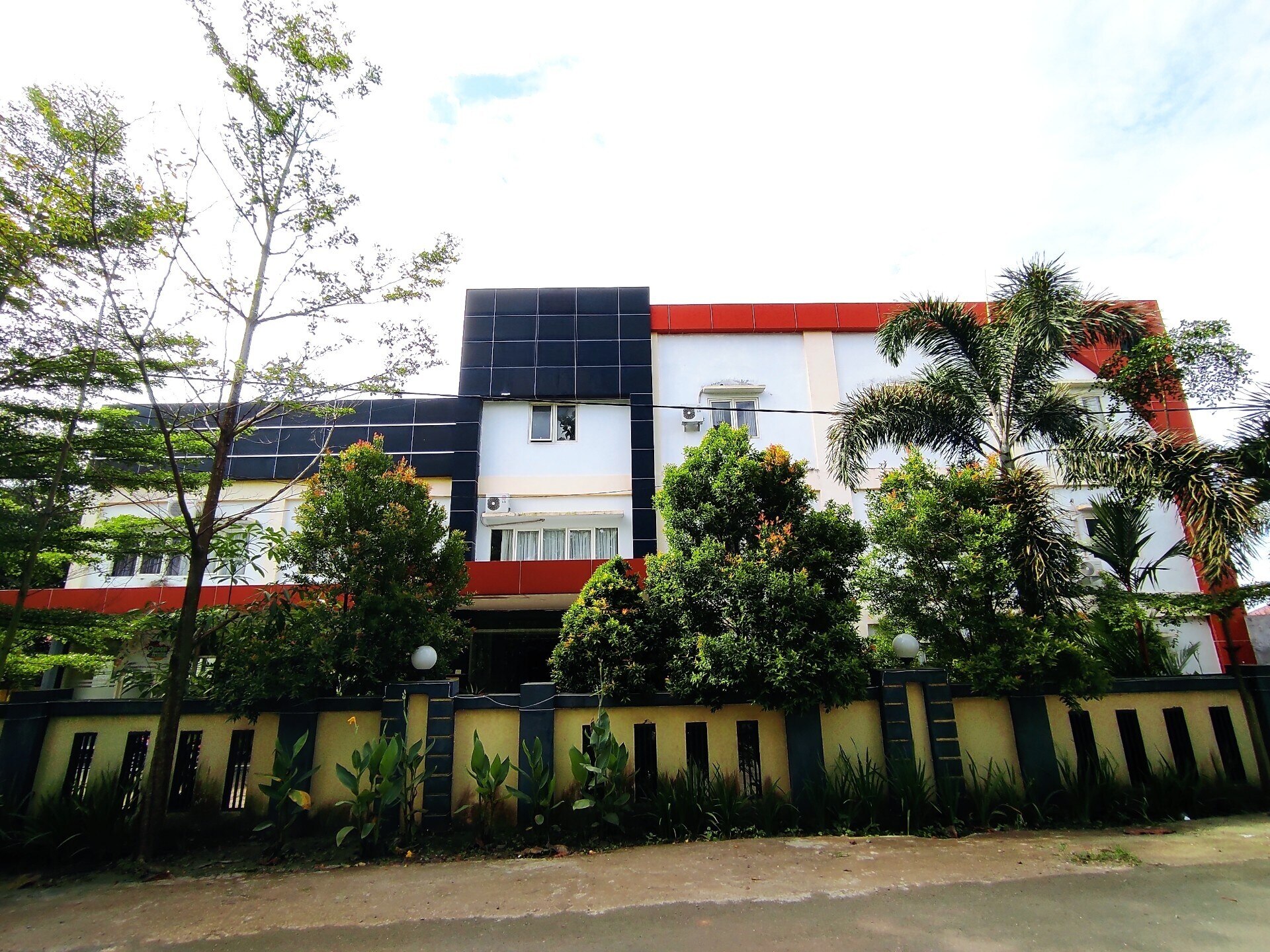 OYO 93278 Wisma Syariah Lahundape - Tap to explore photos