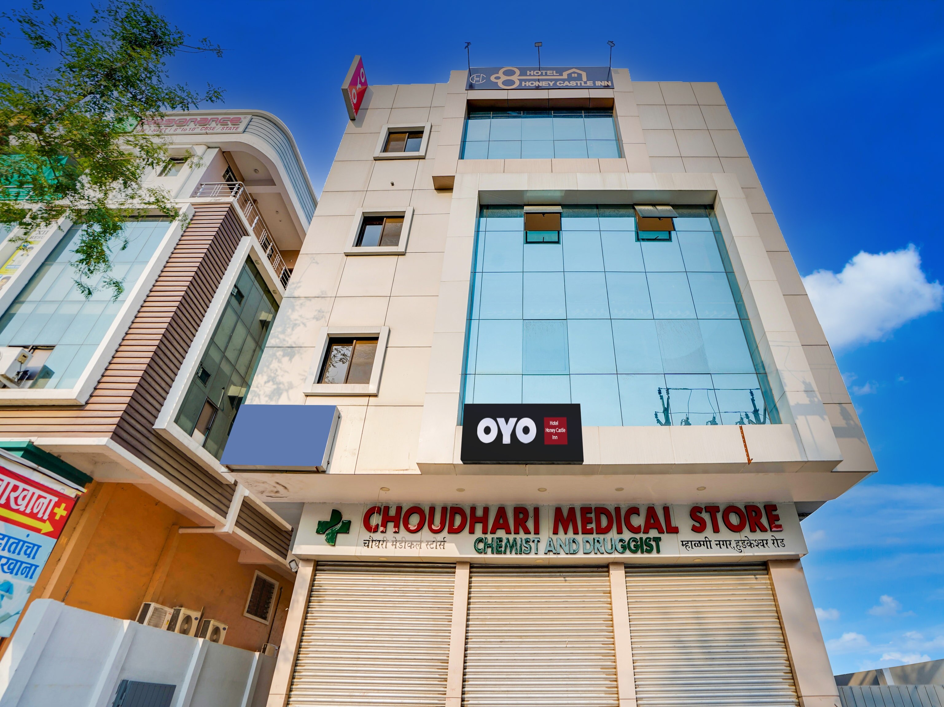 OYO Hotel Honey Castle Inn - Tap to explore photos