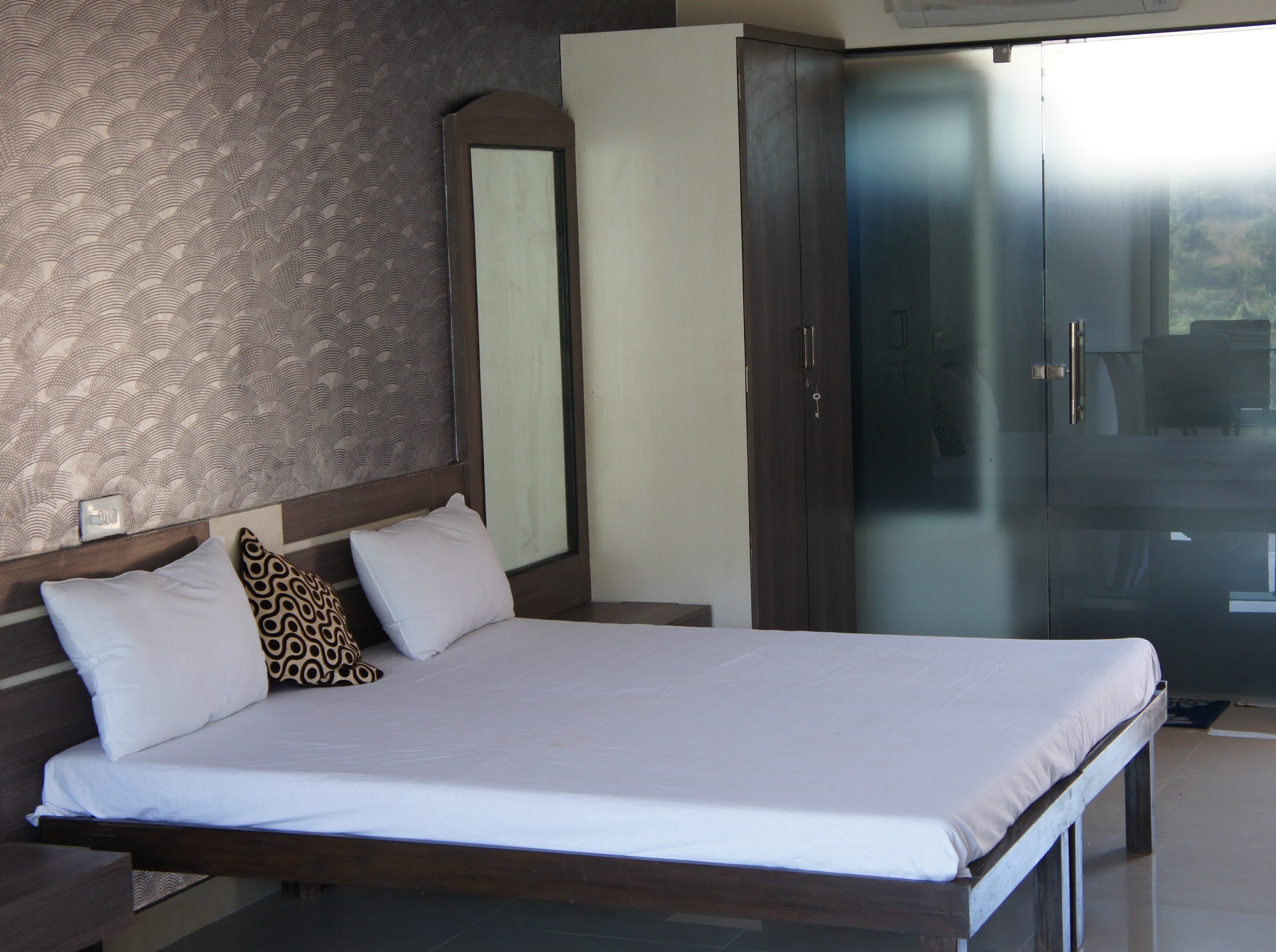 Glassy Homestay - Tap to explore photos