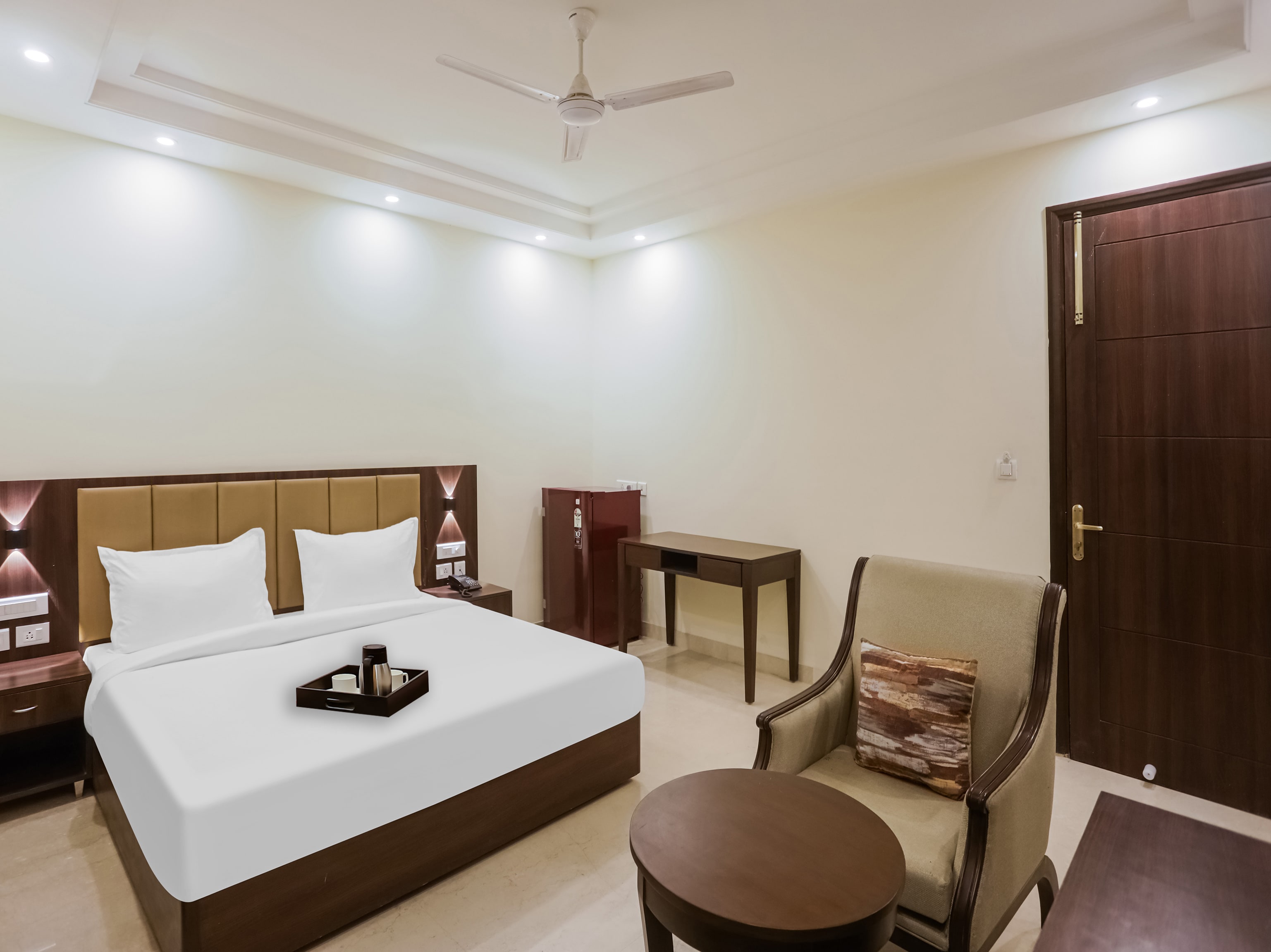 Super Townhouse Akshay Hotel - Tap to explore photos