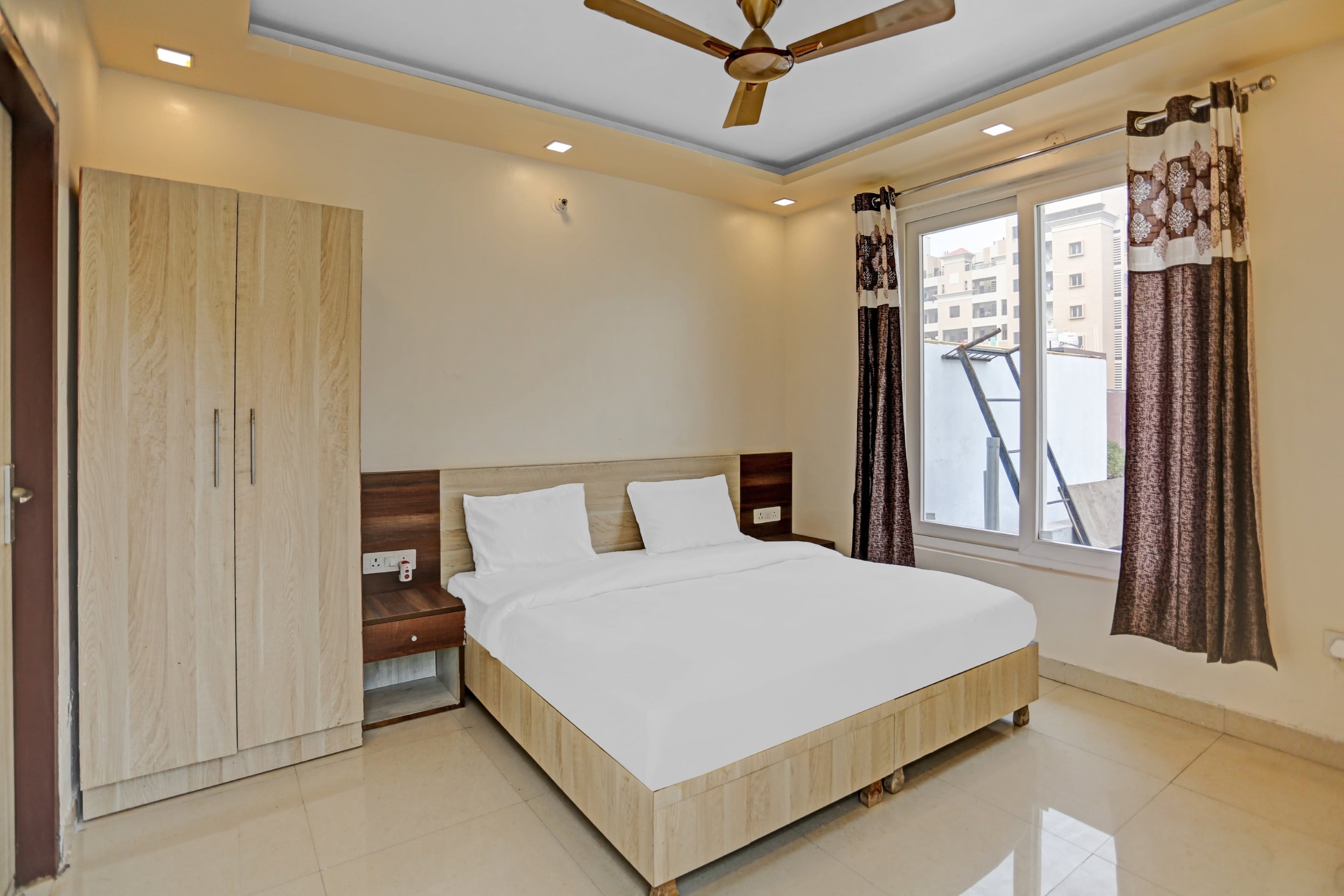 Hotel O Expo View Near PVR Ansal Plaza Greater Noida - Tap to explore photos