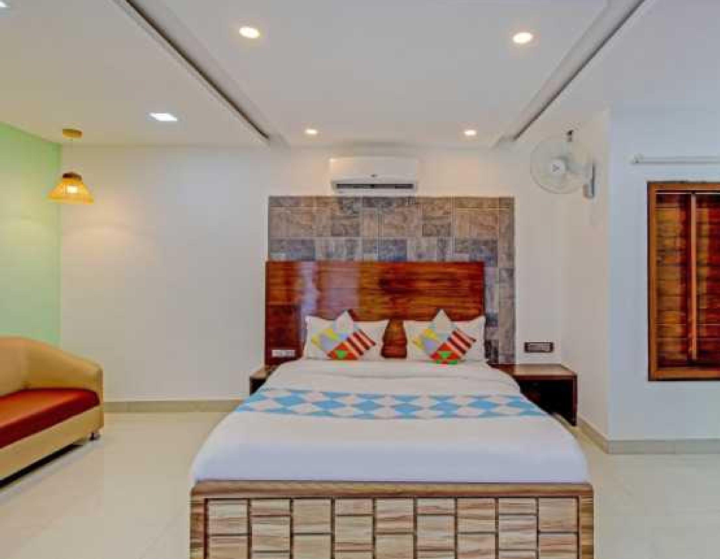 Super Collection O Vardhan House - Tap to explore photos
