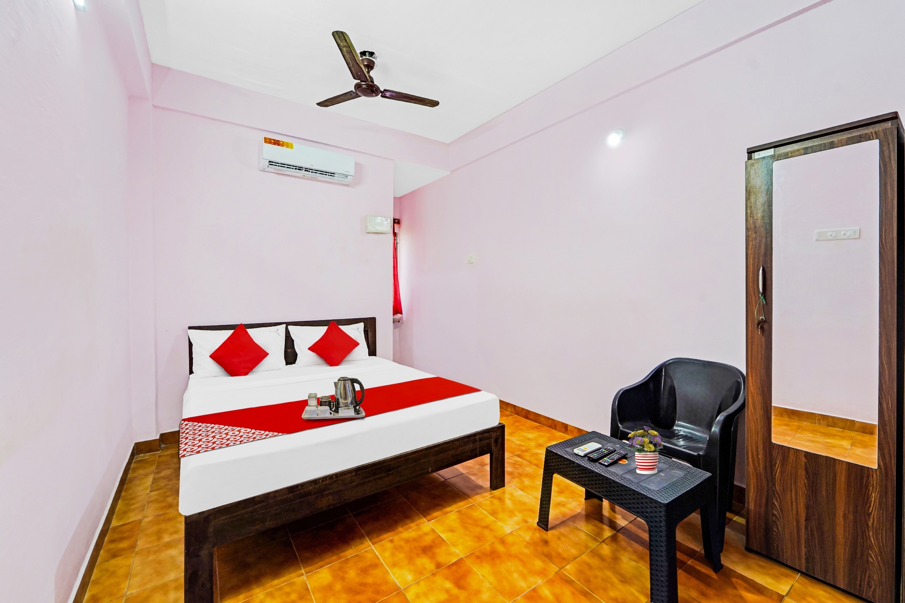 Super Hotel O Karapakkam, Chennai - Tap to explore photos