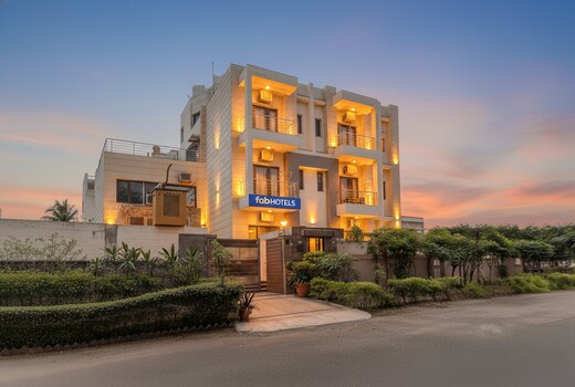 FabHotel Phoenix Hospitality Nr. DLF Cyber Hub & Metro, Gurugram