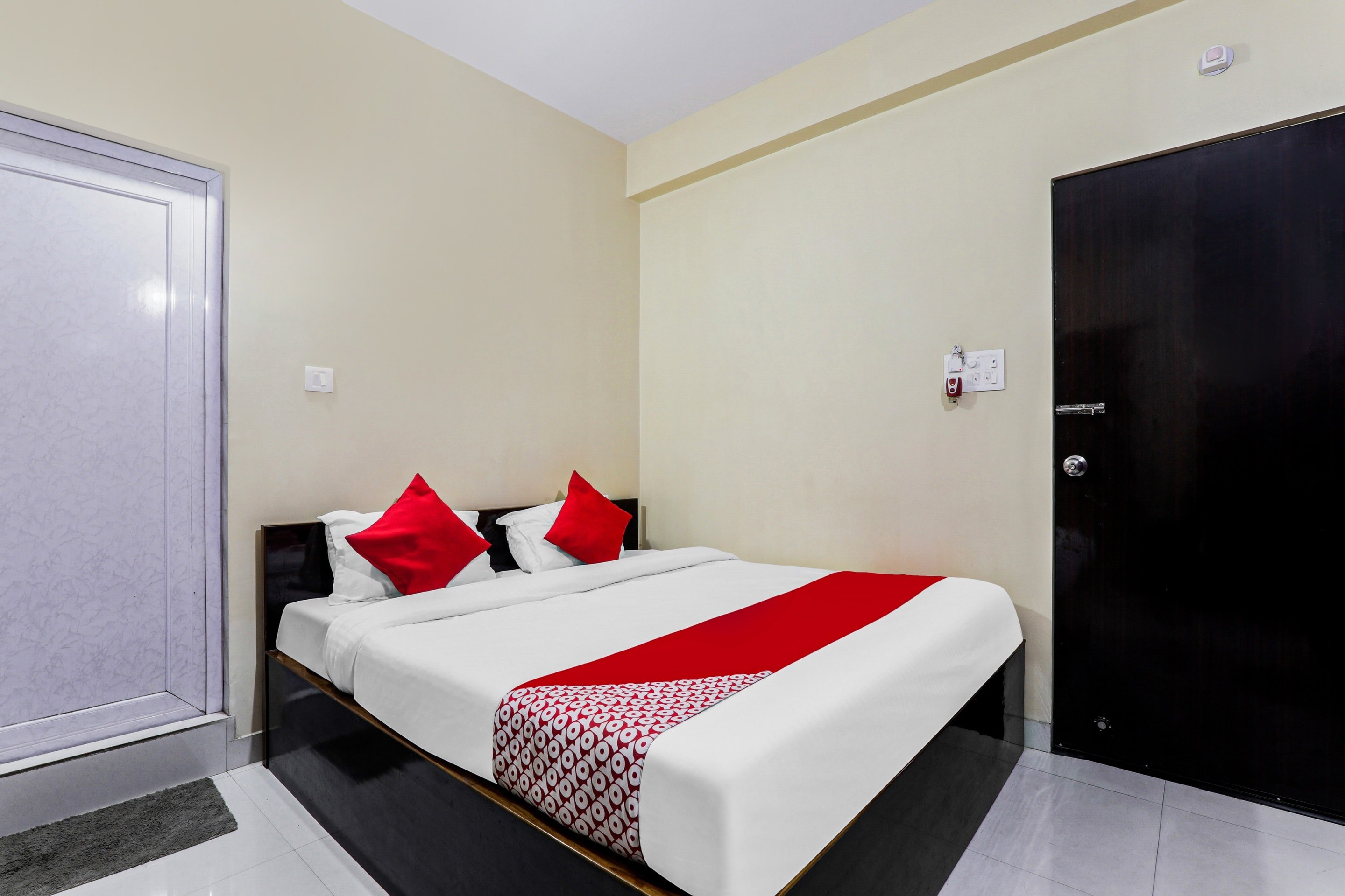 Hotel O Jagbamda - Tap to explore photos