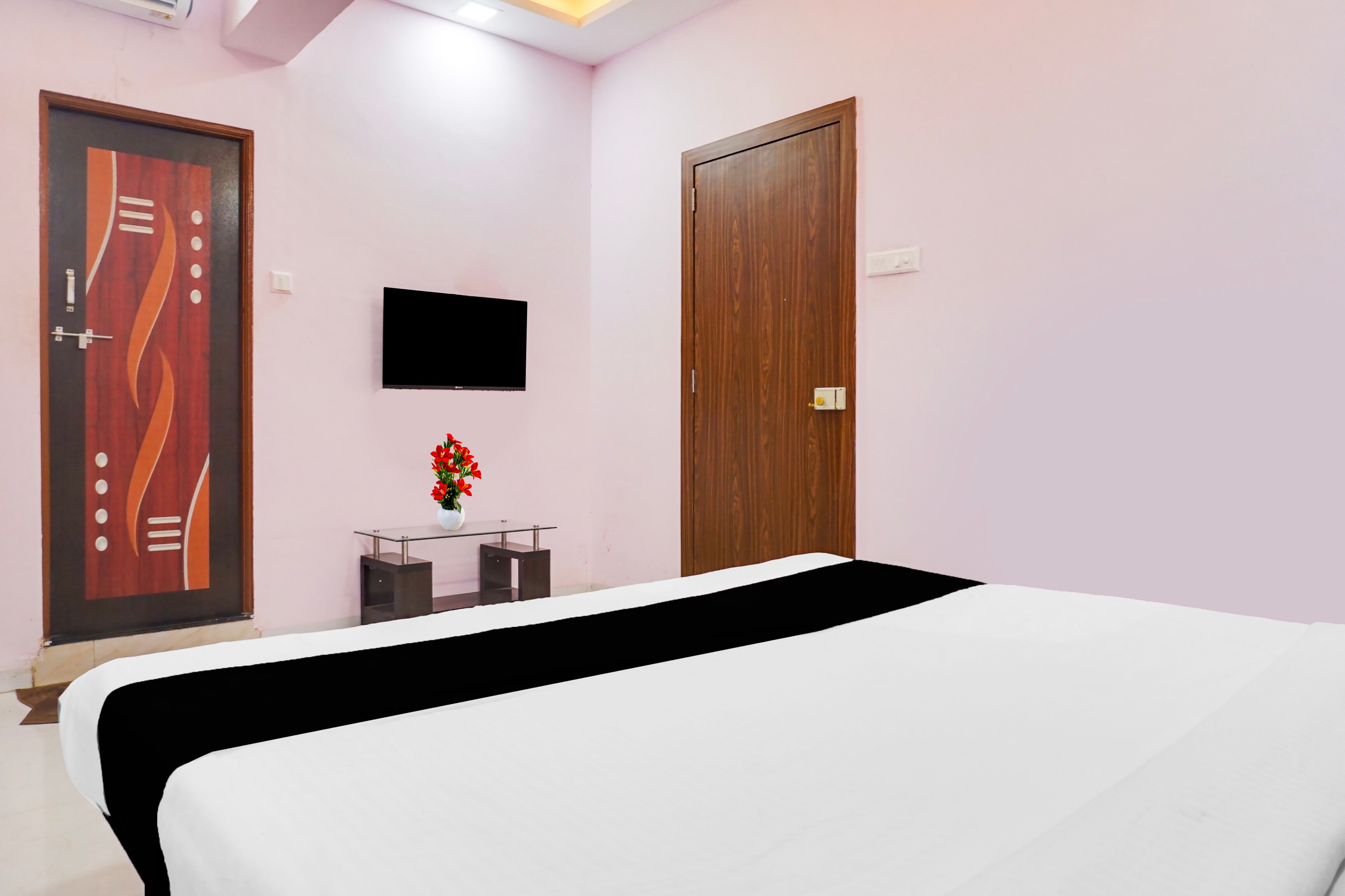 Super Collection O Chandan Nagar Kharadi formerly Kharadi INN - Tap to explore photos