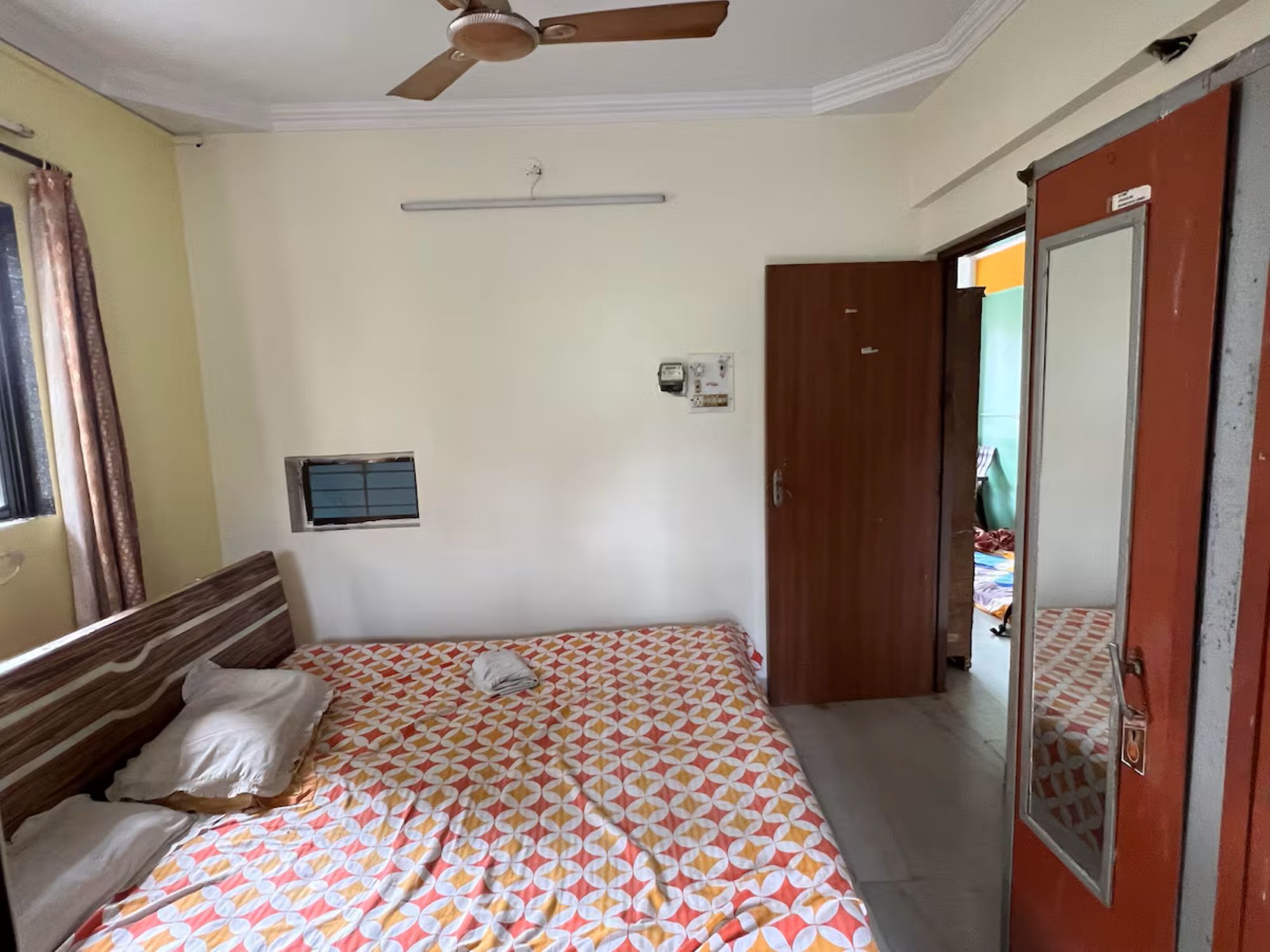 Cozy Room (Salona guest house Charkop) - Tap to explore photos