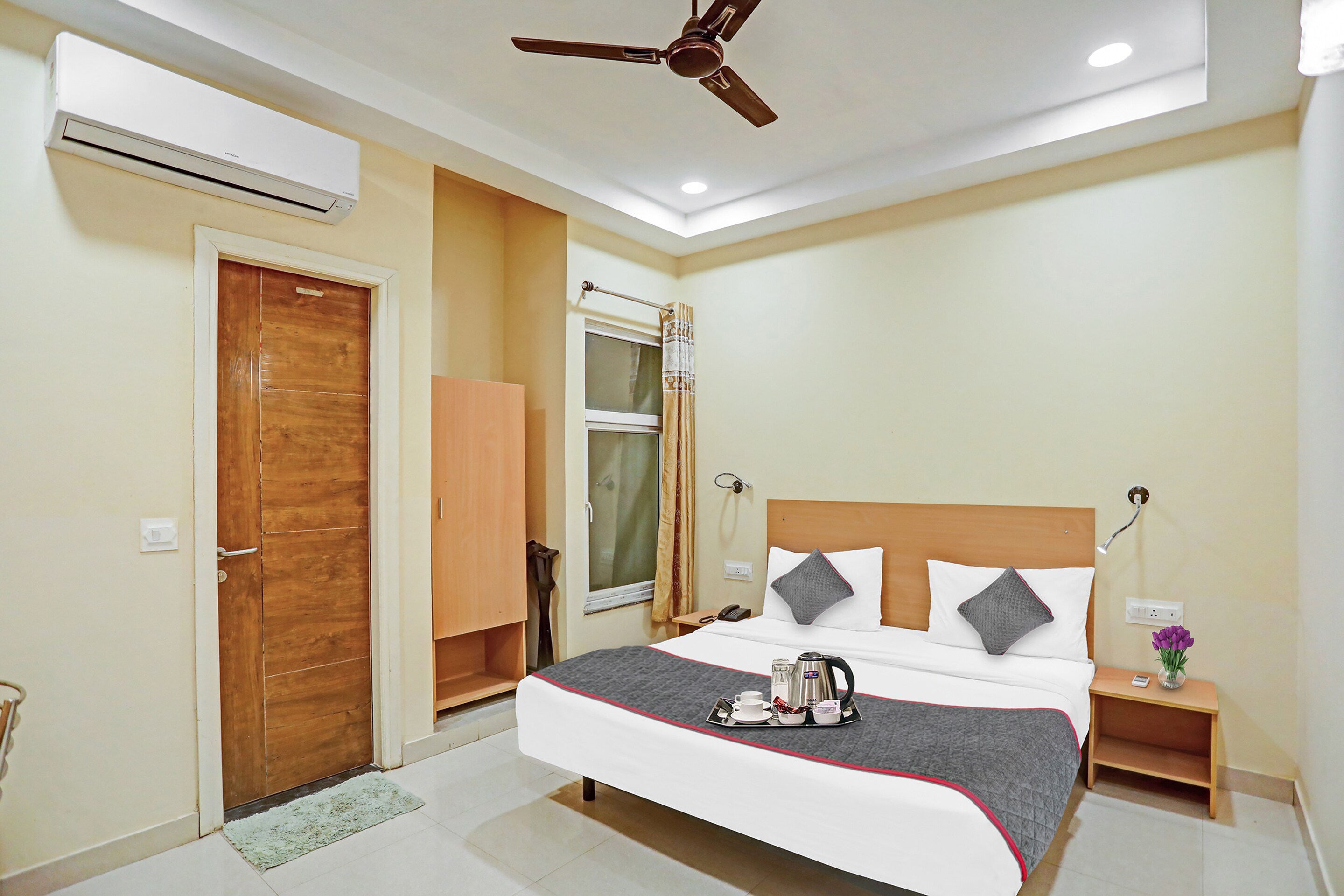 Townhouse GK Residency Inn Near Tughlakabad Station - Tap to explore photos