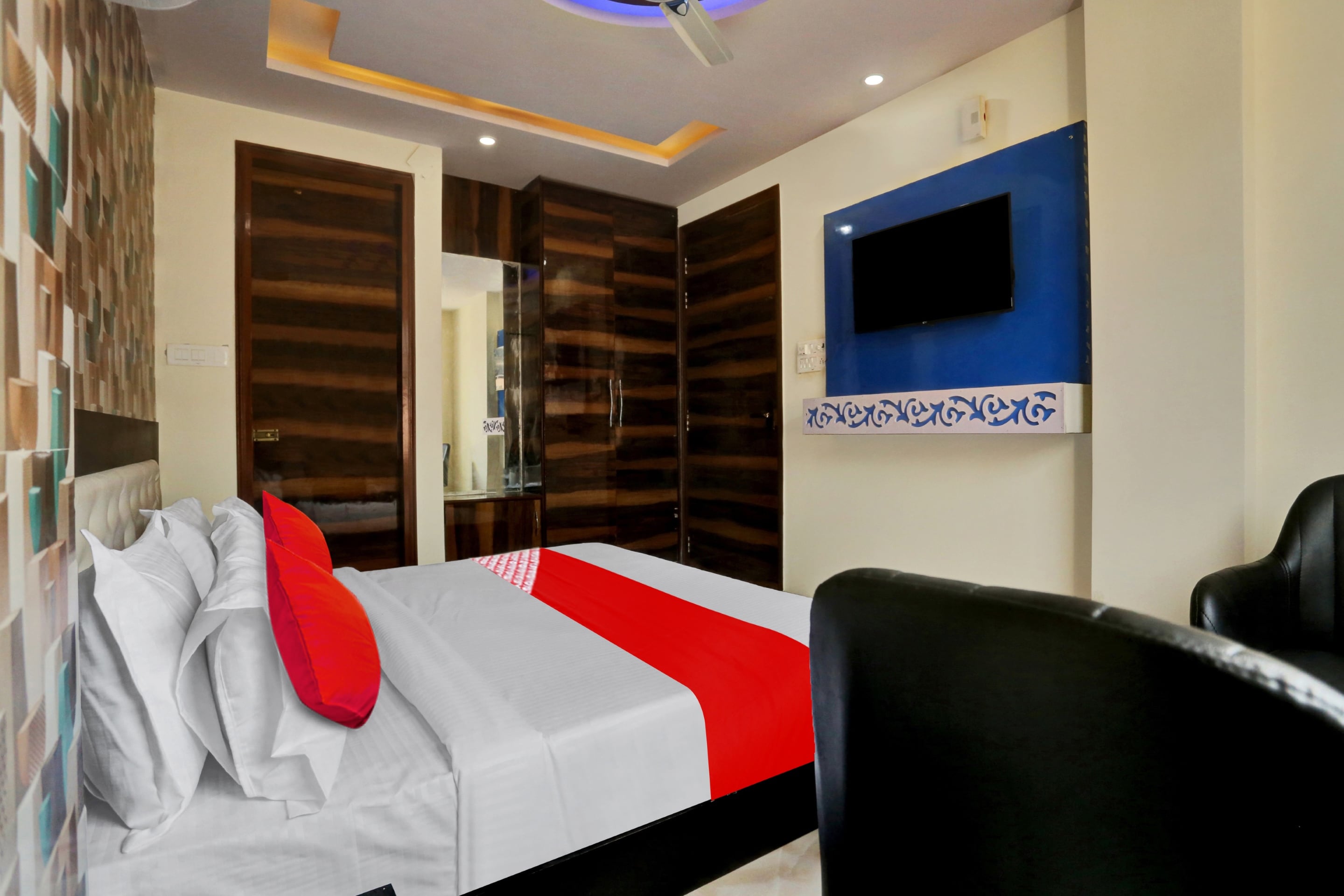 Hotel O Metro Height's near Nangloi Railway metro station - Tap to explore photos