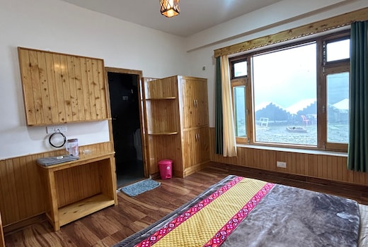 Parashar lake Fogg hill cottages