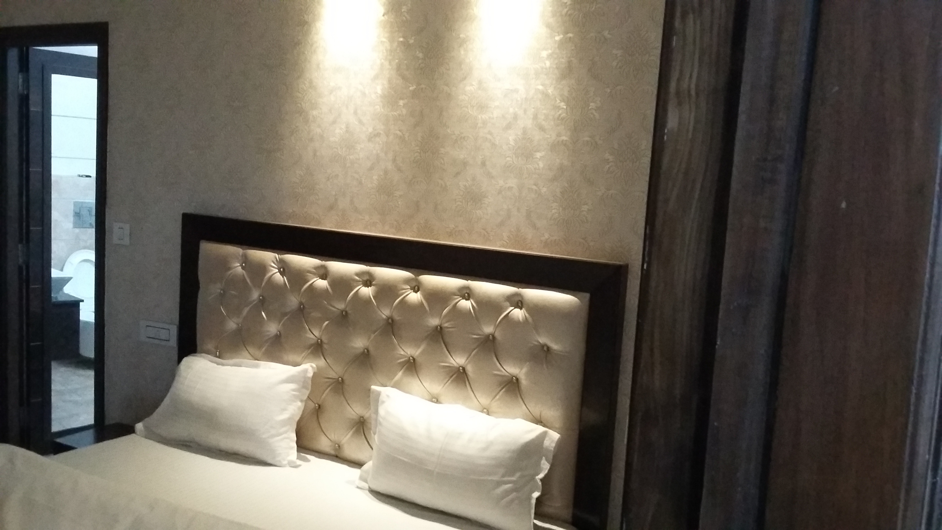 Hotel Onyx - Tap to explore photos