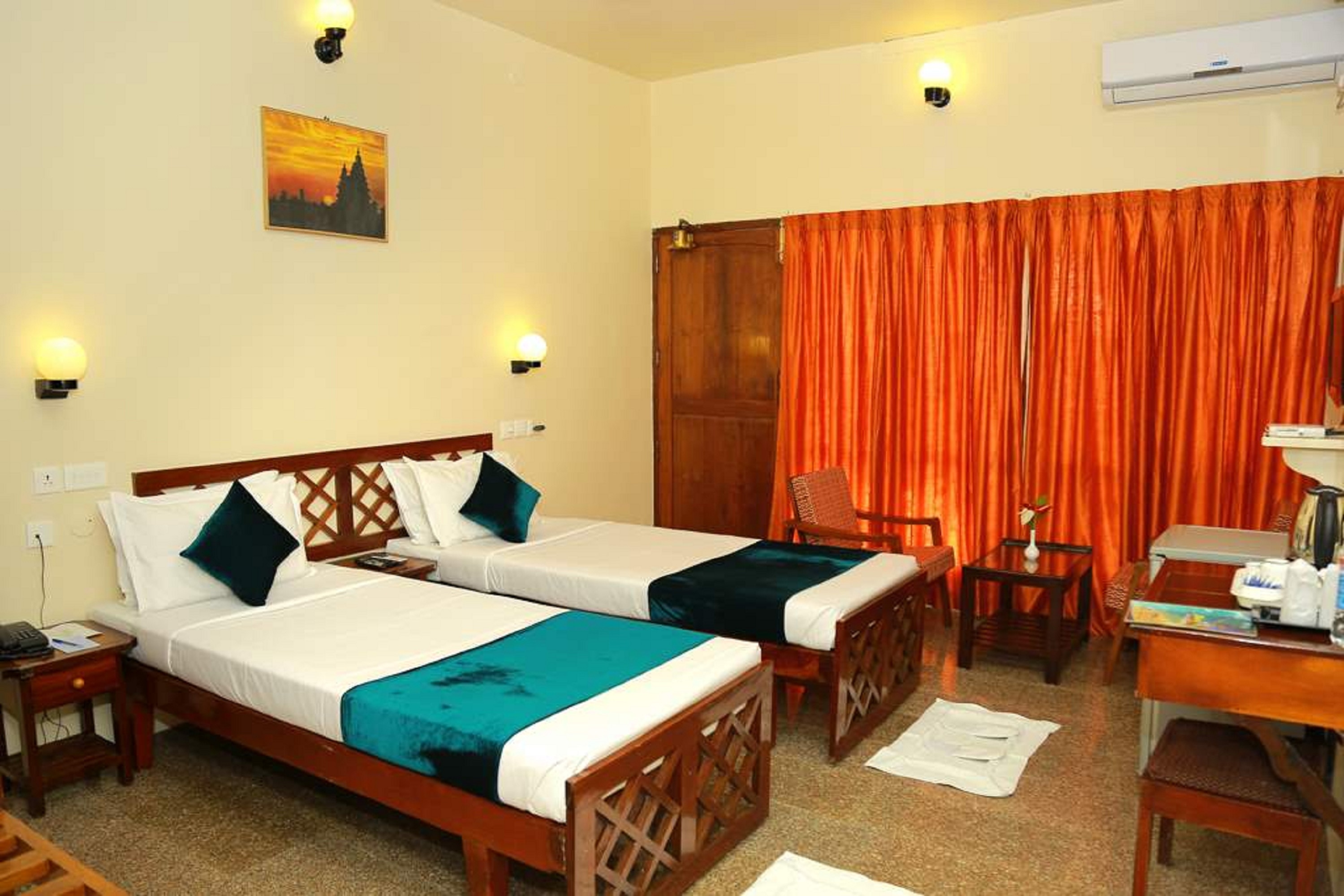 Hotel Seaface - Kovalam - Tap to explore photos