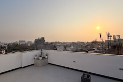 Skye | Studio with Private Balcony | 10 min from CyberHub, Gurgaon