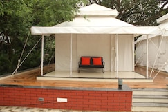 Unwind Resort, Bagli