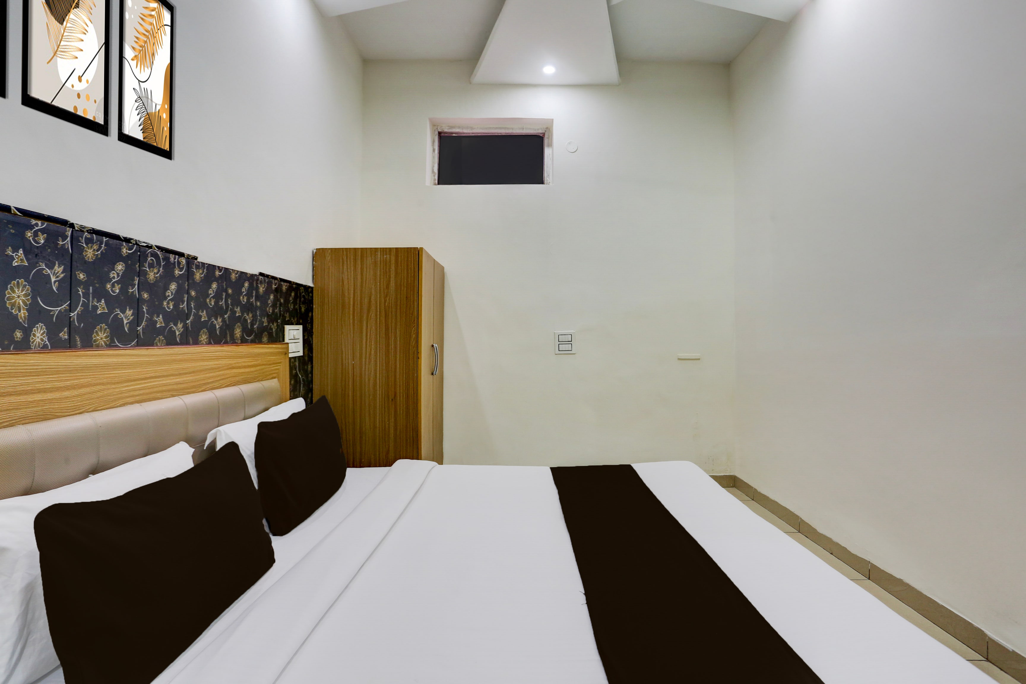 Super Hotel O Lohgarh Road Zirakpur Formerly JB Plaza - Tap to explore photos