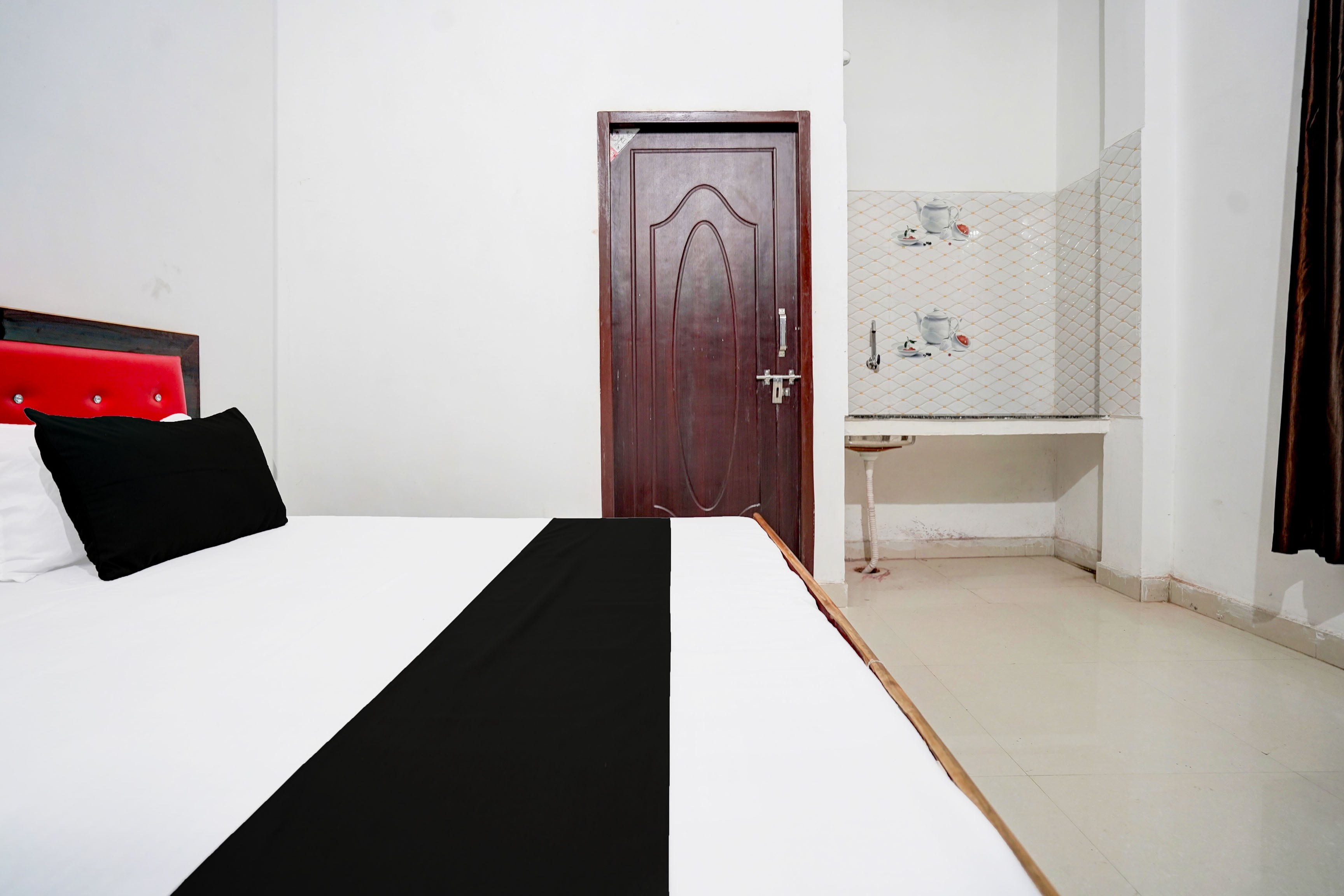 Hotel O Royal Guest House - Tap to explore photos