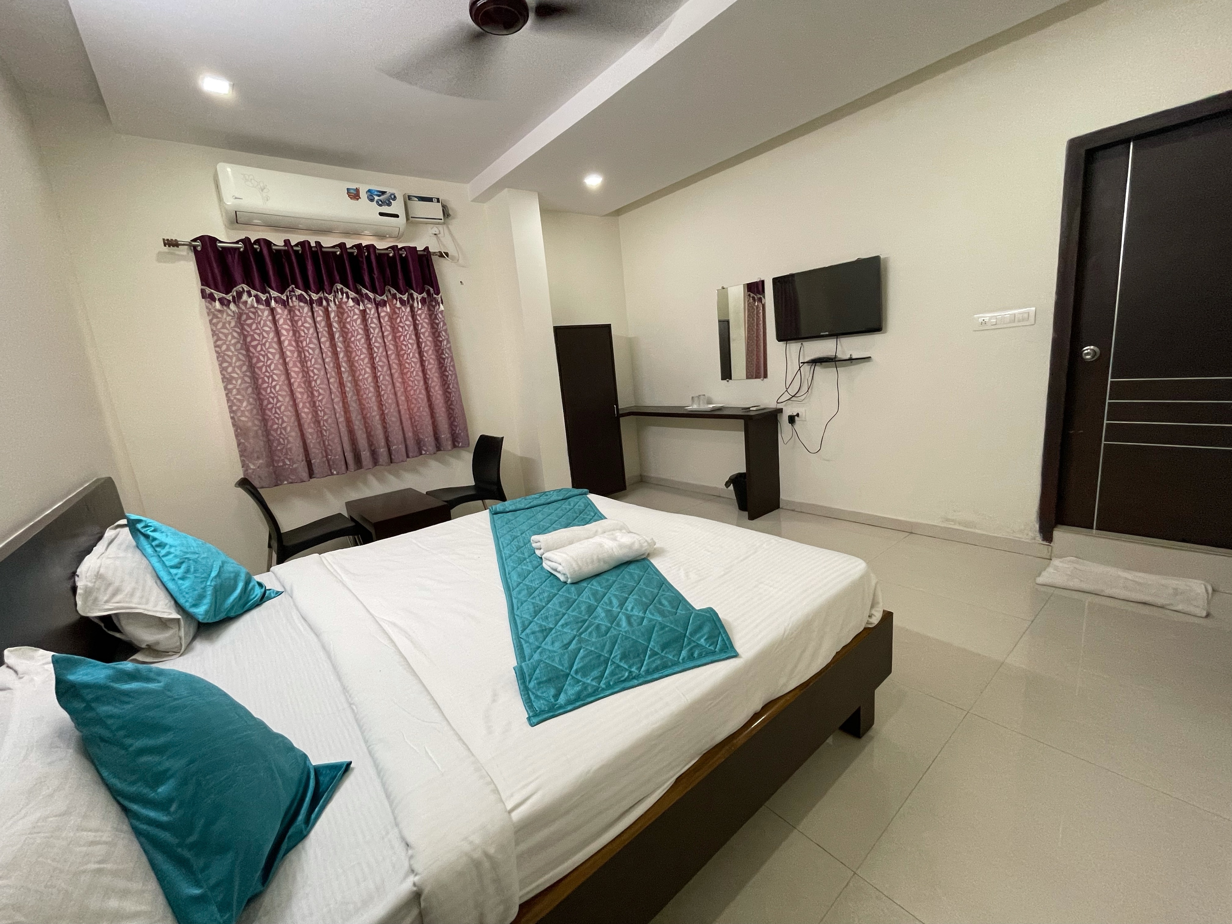 HOTEL SR EXECUTIVE INN - Tap to explore photos