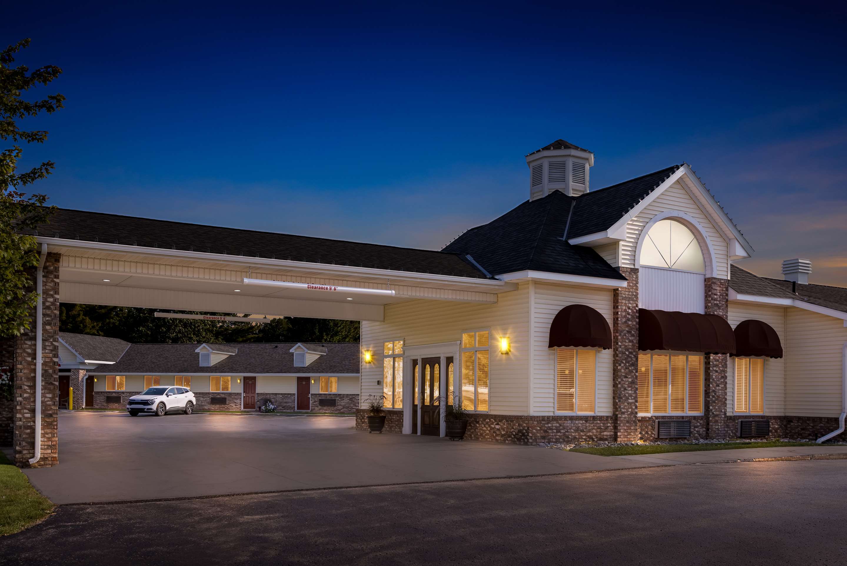Best Western of Harbor Springs - Tap to explore photos