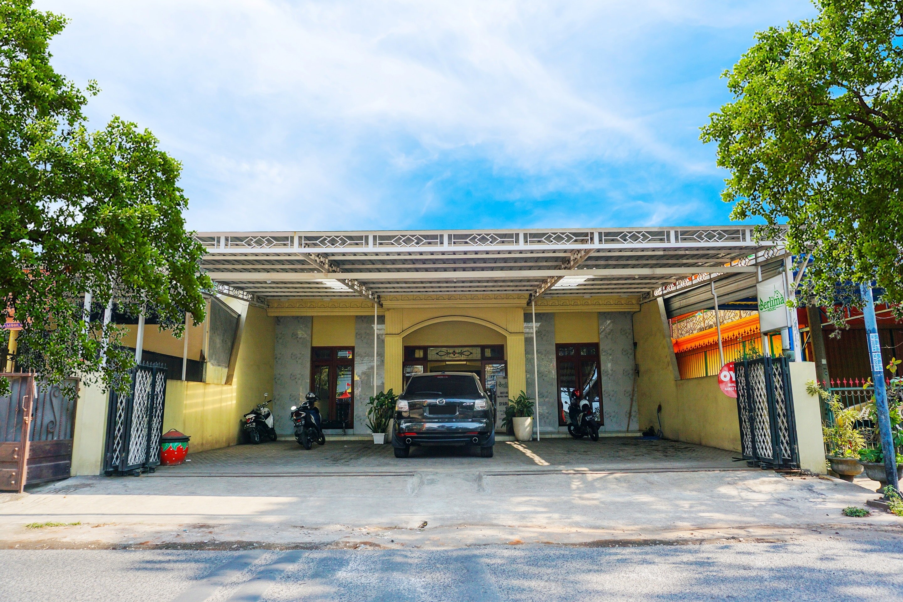 Super OYO Flagship 90723 Berlima Guest House Syariah - Tap to explore photos