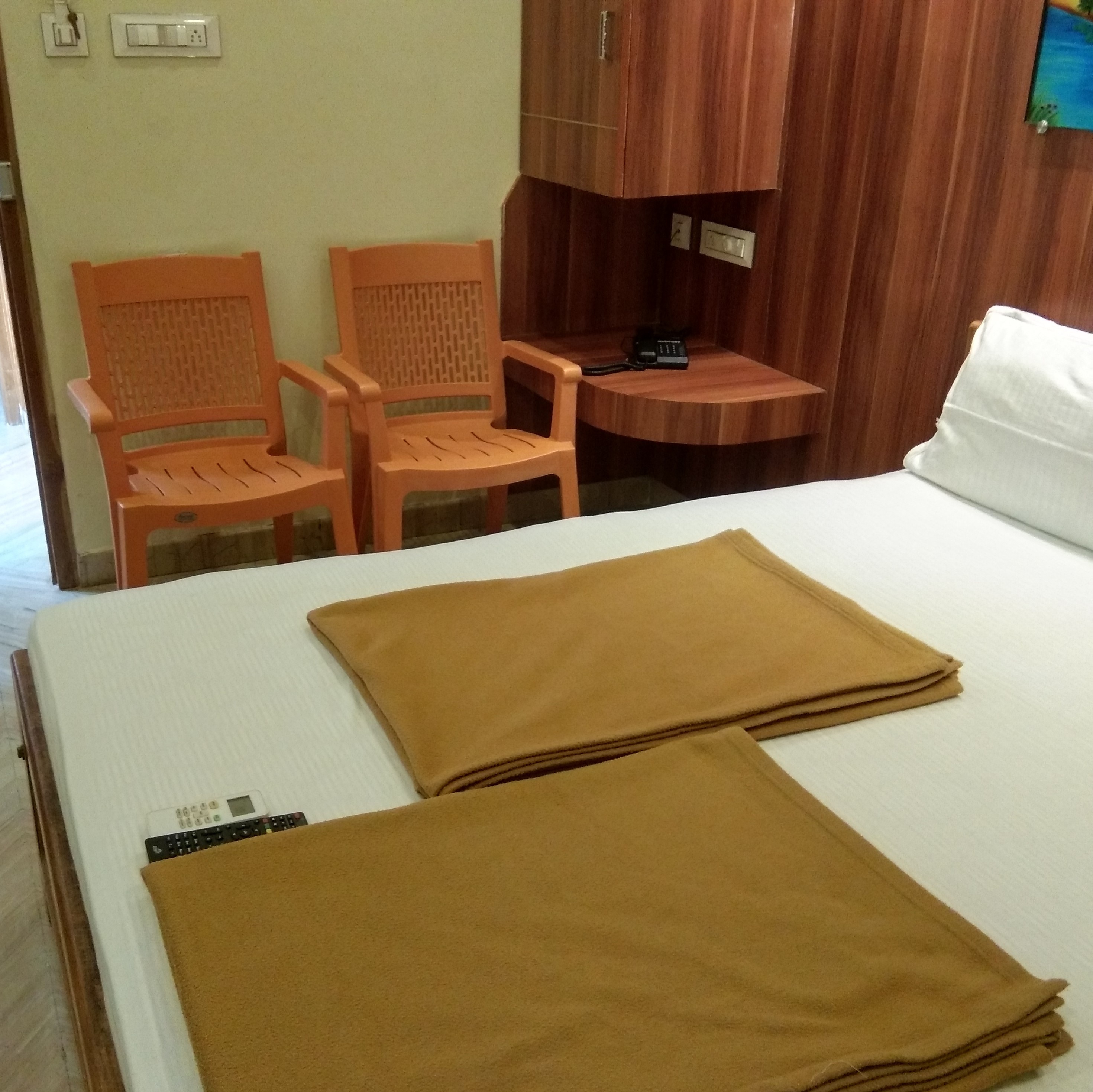 SRI MURUGAN LODGE - Tap to explore photos